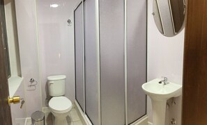Classic Triple Room, Ensuite | Bathroom | Shower, rainfall showerhead, hair dryer, towels - Haiken Hostal (Punta Arenas)
