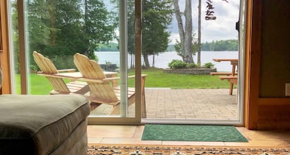 Lakefront kotiin kaunis lampi