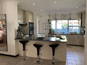 Cafetera y tetera, refrigerador, microondas y horno 
