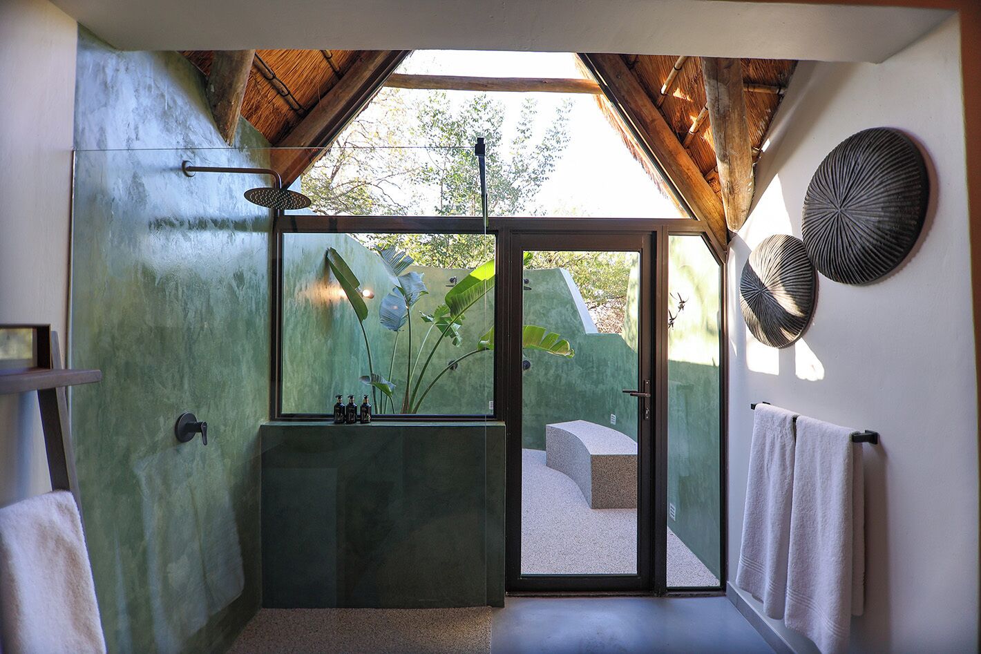 Honeymoon Suite | Bathroom shower