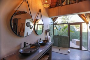 Honeymoon Suite | Bathroom