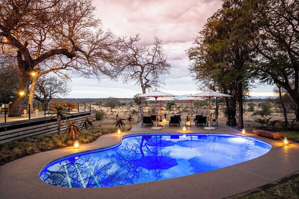 Utomhuspool, parasoller och solstolar