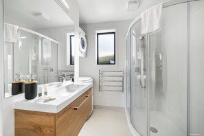 Appartement | Salle de bain | Douche, sèche-cheveux, serviettes fournies, savon