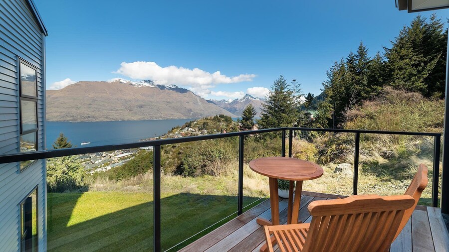 Modern One Bedroom Apartment with Lake View