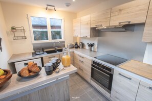 Réfrigérateur, four à micro-ondes, un four, surface de cuisson