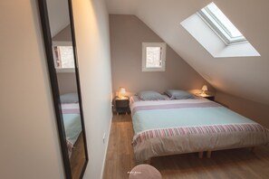 3 chambres, bureau, fer et planche à repasser, lit parapluie