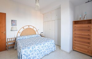 5 bedrooms, travel cot, free WiFi, bed sheets