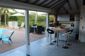 Dining - Villa close to all amenities and beach (Saint-François)