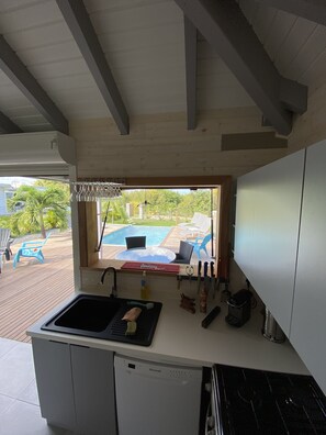 Fridge, microwave, oven, stovetop - Villa close to all amenities and beach (Saint-François)