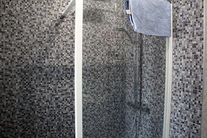 Suihku, hiustenkuivaaja, pyyhkeet, vessapaperi