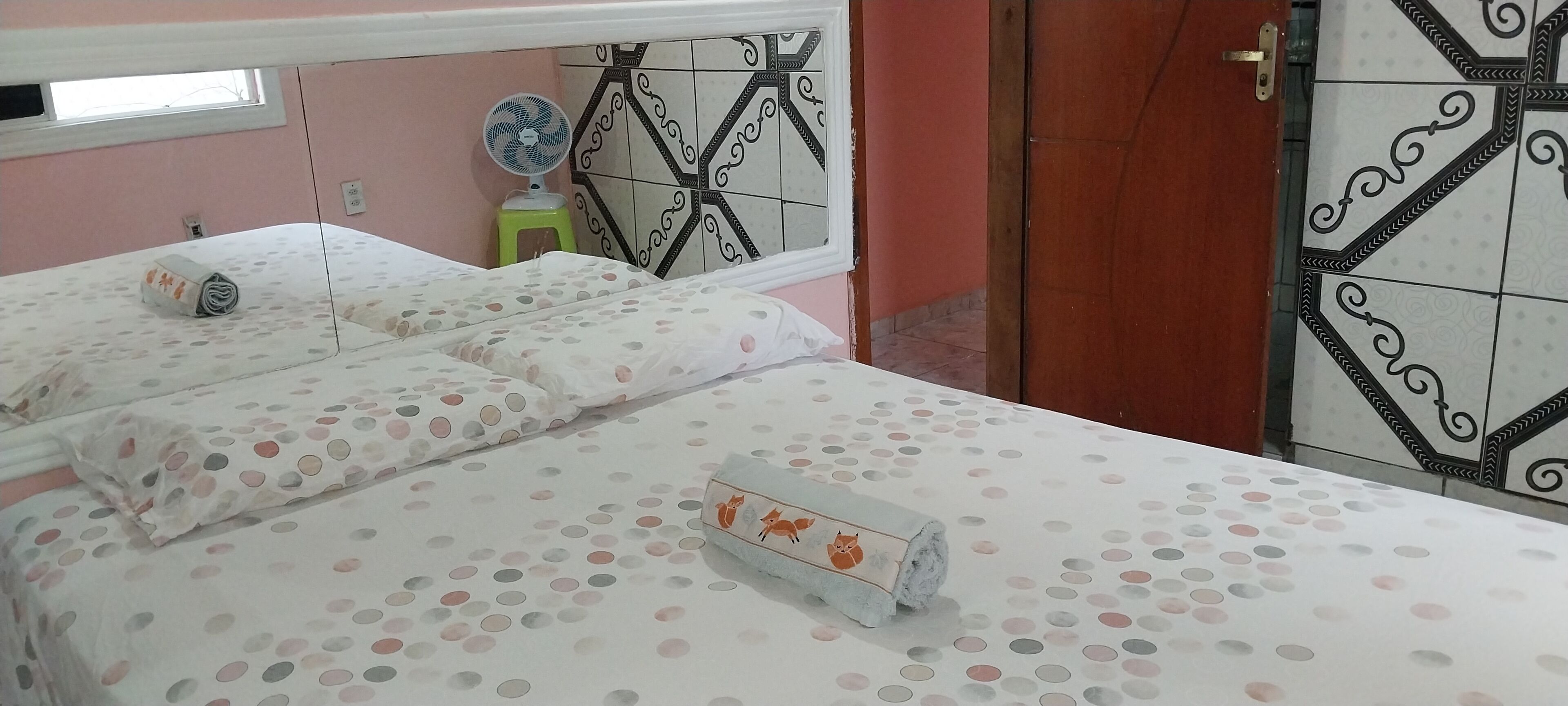 3 quartos, escrivaninha, ferros/tábuas de passar roupa