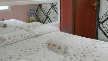 3 quartos, escrivaninha, ferros/tábuas de passar roupa