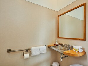 Lodge | Bathroom | Shower, free toiletries, hair dryer, towels