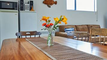 Lodge | Private kitchen | Full-sized fridge, microwave, oven, stovetop