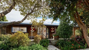 A wooden house with a garden in front. - Barnacle Bills (Kaikoura)