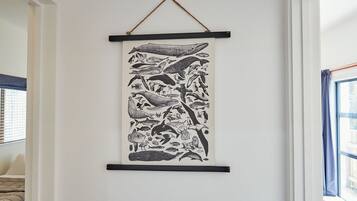 Una obra de arte mural que muestra diversos animales marinos y aves.