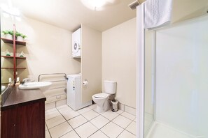 Appartement | Salle de bain | Douche, sèche-cheveux, serviettes fournies, savon