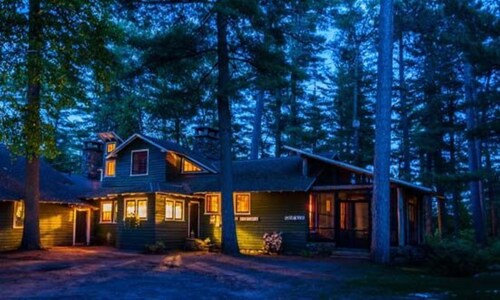 Hirsimökki-Oma kylpyhuone-Comfort-Metsäinen näkymä-Guides