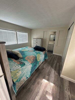 2 habitaciones y tabla de planchar con plancha