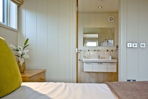 1 bedroom, iron/ironing board, Internet, bed sheets
