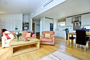 Smart TV - Amber Lodge, Strawberryfield Park  - Hot Tub - Free WiFi & Parking (Cheddar)