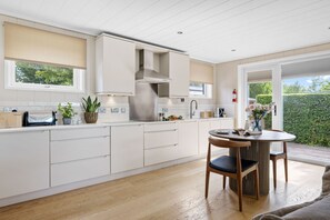 Kaffetrakter/tekoker, kjøleskap, mikrobølgeovn og ovn