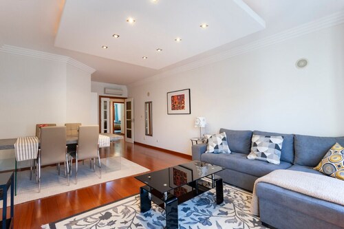 Luxury Modern Two Bedroom Apartment with Lift, center lisbon