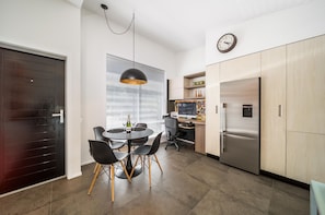 Interior - Lake View Greenstone Luxe Apartment (Queenstown)