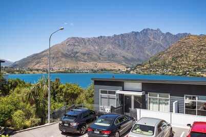 Lake View Greenstone Luxe Apartment