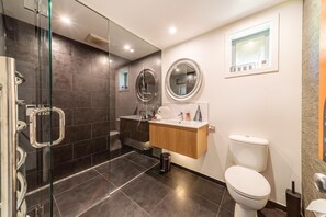 Apartamento luxo | Banheiro | Chuveiro, secador de cabelo, toalhas de banho, sabonete