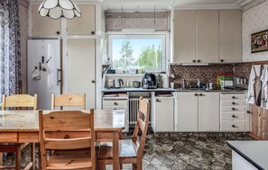 Fridge, oven, stovetop, coffee/tea maker