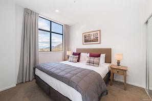 Private 2 Bedroom Executive Apartment | 2 bedrooms, desk, iron/ironing board, free WiFi - Executive 2 Bedroom Apartment Remarkables Park (Queenstown)