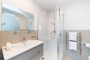 Private 2 Bedroom Executive Apartment | Bathroom | Shower, hair dryer, towels, soap - Executive 2 Bedroom Apartment Remarkables Park (Queenstown)