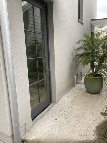 Ion spacious above garage apartment in quiet neighborhood. High ceilings!