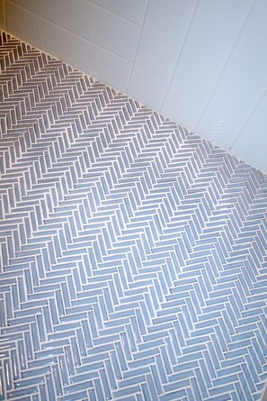 Ein Boden mit geometrischem Muster.