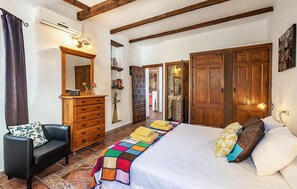 3 bedrooms, travel cot, free WiFi, bed sheets