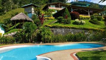 Piscina a l'aire lliure (horari: 08:00-22:00) i gandules