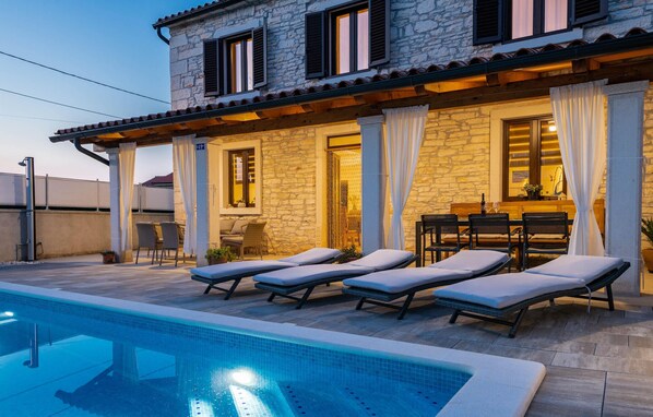 Pool - 3 Bedroom Villa in Pula (Pula)
