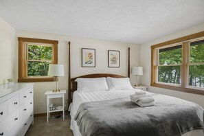 4 bedrooms, desk, iron/ironing board, travel cot - 4-Bedroom Tranquil Skaneateles Cottage Retreat on the Lakefront (Skaneateles)