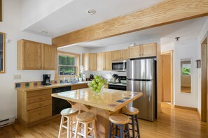 Fridge, microwave, oven, stovetop - 4-Bedroom Tranquil Skaneateles Cottage Retreat on the Lakefront (Skaneateles)