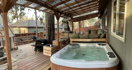 Gym,Theatre Room, HotTub, Sauna, outdoor Pizza oven,grills,Walk to Old Mill