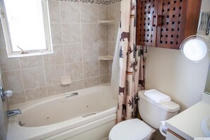 Combined shower/tub, jetted tub, towels, soap