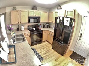 Full-sized fridge, microwave, oven, stovetop