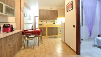 KĂŒhlschrank, Herdplatte, Wasserkocher mit Kaffee-/Teezubehör