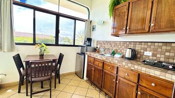 Coffee/tea maker, fridge, microwave, stovetop
