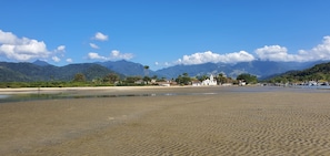 Una playa cerca, sillas reclinables de playa