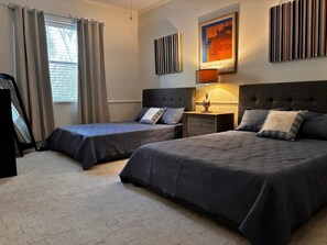 4 habitaciones, escritorio y tabla de planchar con plancha 