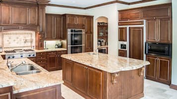 Frigorifero, microonde, forno, piano cottura