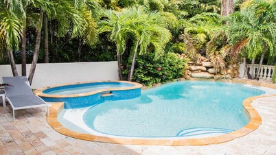 Dog-friendly gated spacious Siesta Key Getaway — Pool, Spa, & Mancave.