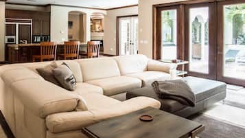 Smart TV, caminetto, console per videogiochi, lettore DVD